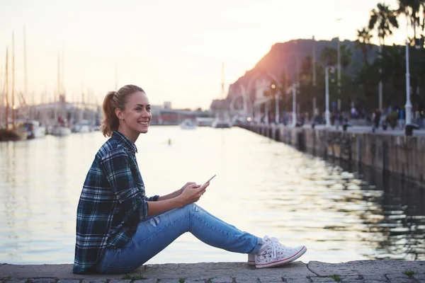 Smiling woman holding mobile phone — Stock Photo, Image