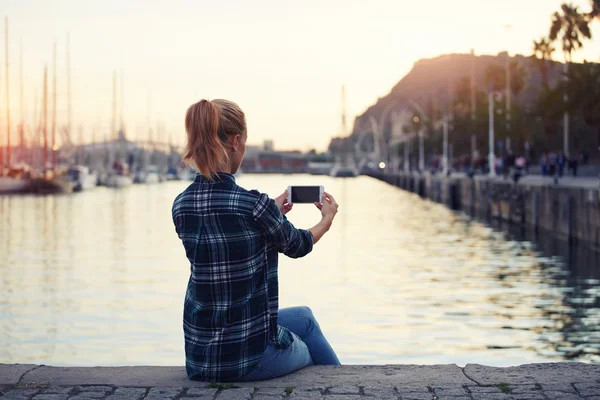 Vrouw maken foto met mobiele telefoon — Stockfoto