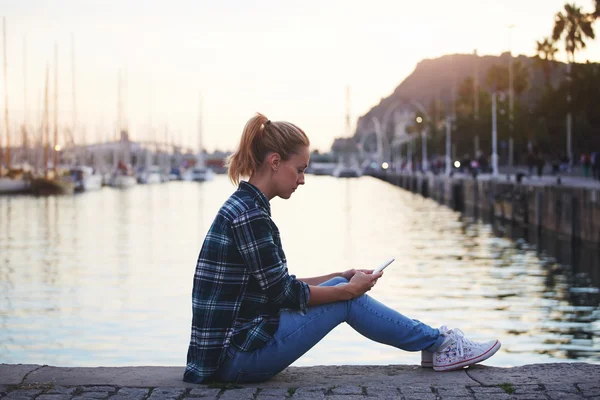 Kvinna läser meddelanden på mobiltelefon — Stockfoto