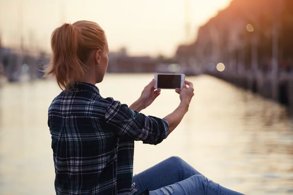 Mujer haciendo foto con teléfono móvil — Foto de Stock