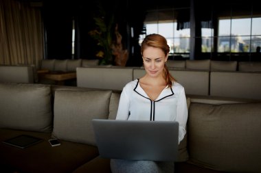 Dizüstü bilgisayar kullanan kadın