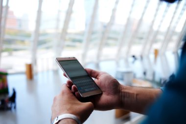 cep telefon tutan adamın elleri