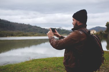adam cep telefonda video çekimleri