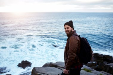 hipster adam sakin okyanus yakın poz
