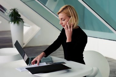 İş kadını cep telefonuyla konuşuyor