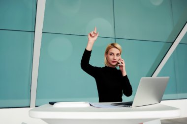 İş kadını cep telefonuyla konuşuyor