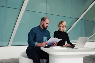 Ofiste başarılı iş adamları