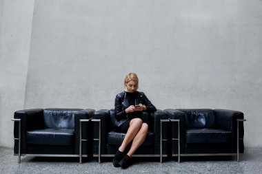 hücre telefon ile sarışın kadın