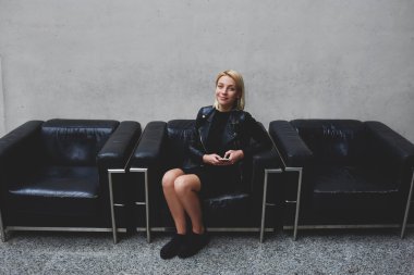 cep telefonu için bir çağrı bekleyen kadın