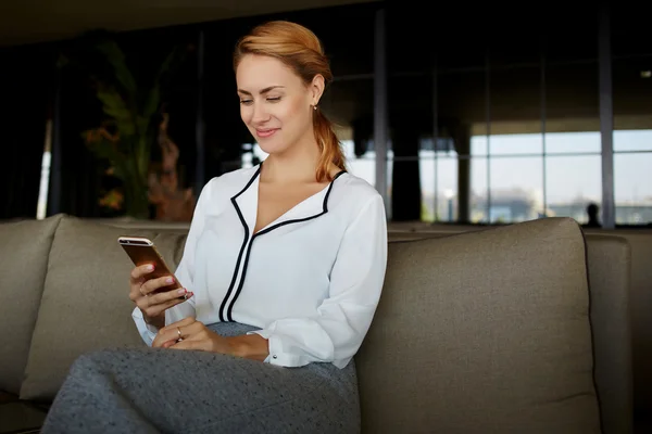 Woman reading on cell telephone — Φωτογραφία Αρχείου