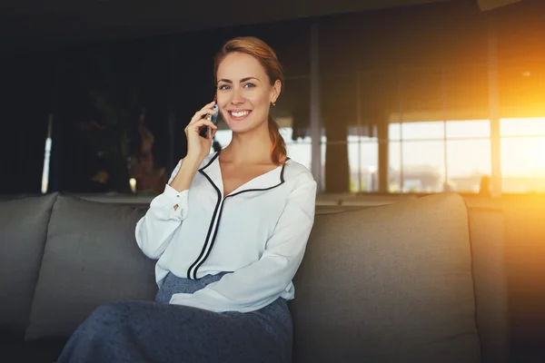 Mujer de negocios hablando por teléfono móvil — Foto de Stock