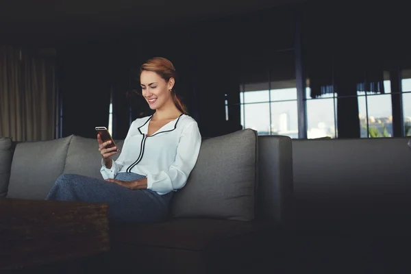 Mujer leyendo mensaje de texto —  Fotos de Stock