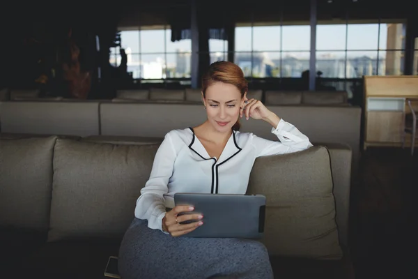 Jeune femme utilisant une tablette numérique — Photo