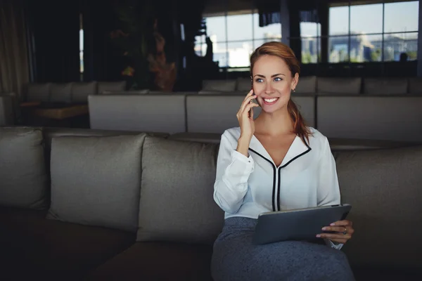 Forretningskvinne som snakker i mobiltelefon – stockfoto
