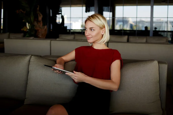 Frau mit Touchpad — Stockfoto