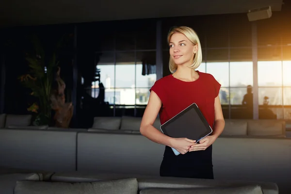 Businesswoman holding digital tablet — Stock Photo, Image