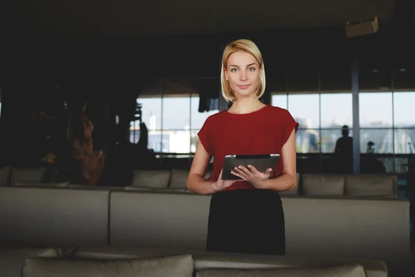 Businesswoman holding digital tablet — Stock Photo, Image