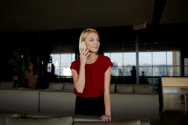 Žena mluví na mobilním telefonu — Stock fotografie