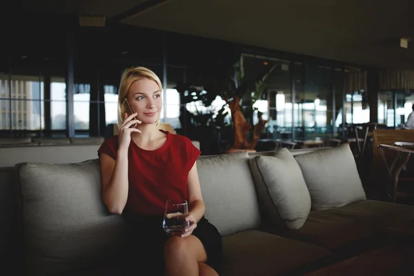 Woman calling on cell telephone — Stock fotografie