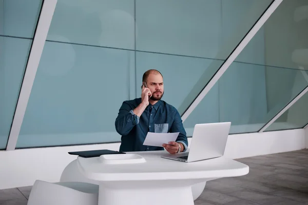 Businessman having conversation on cell telephone — Stok fotoğraf