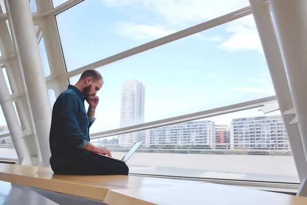 Engineer talking on cell telephone — Stock fotografie