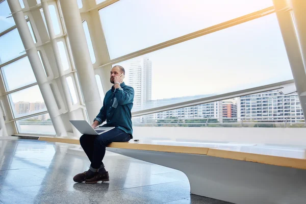 Homem arquiteto falando no telefone celular — Fotografia de Stock