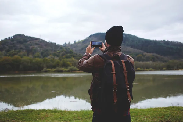 Guy taking photo on cell telephone — Stockfoto