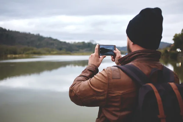 Cara tirando foto com celular inteligente — Fotografia de Stock