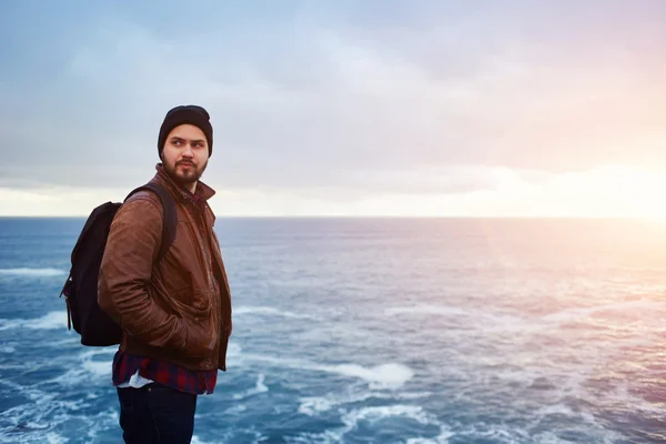 Chico hipster con estilo disfrutando de vacaciones — Foto de Stock