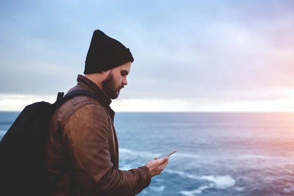 Homem com telefone celular durante a viagem — Fotografia de Stock