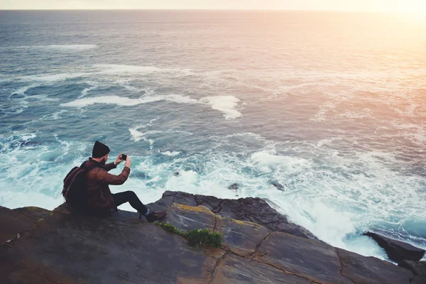 Hipster guy taking pictures of landscape — 스톡 사진