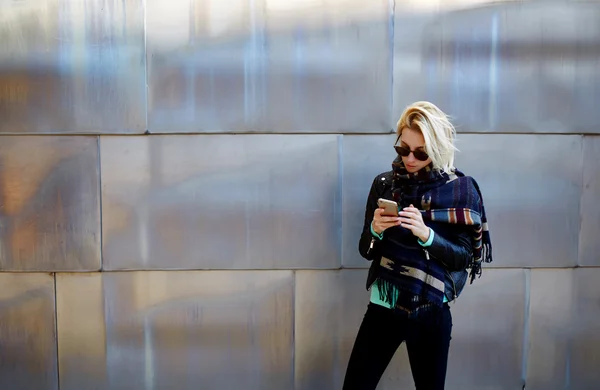 Хіпстерська дівчина спілкується на мобільному телефоні — стокове фото