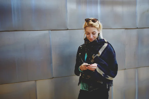 Mujer usando teléfono celular — Foto de Stock