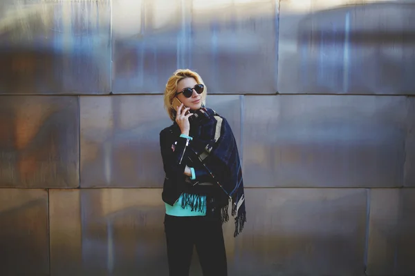 Woman having mobile phone conversation — Stock Photo, Image