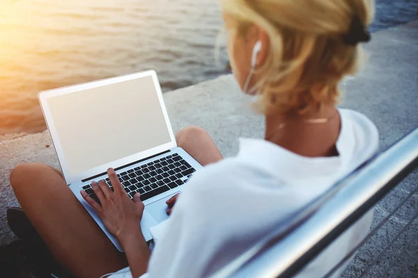 Female using net-book — Stock fotografie