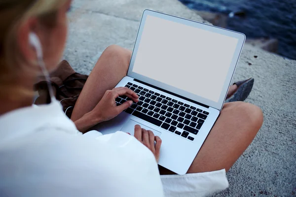 Female using net-book — Stok fotoğraf