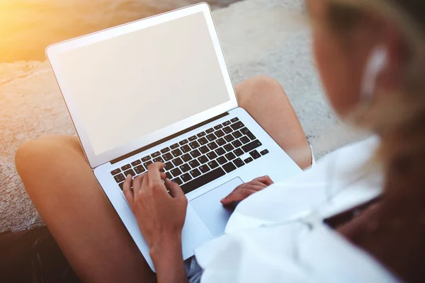 Mulher assistindo vídeo no computador portátil — Fotografia de Stock