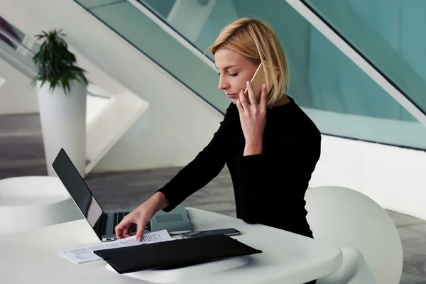 Mujer de negocios hablando por teléfono móvil — Foto de Stock