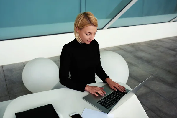 Businesswoman keyboarding on net-book — Stock Photo, Image