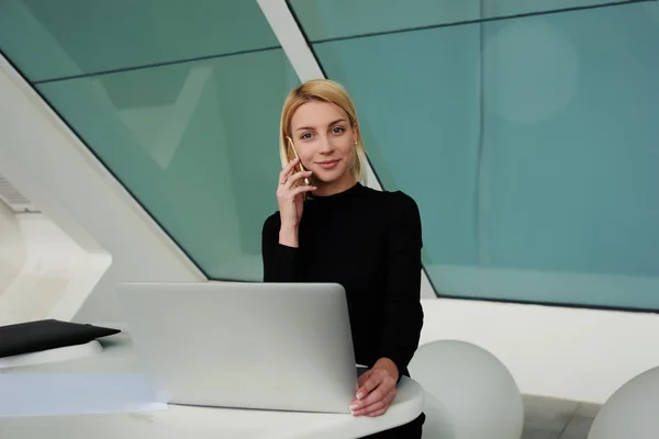 Businesswoman calling with cell telephone — Stockfoto