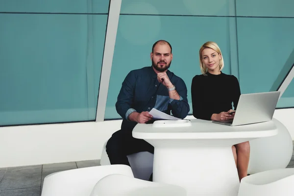 Successful entrepreneurs posing in office — Stock Photo, Image