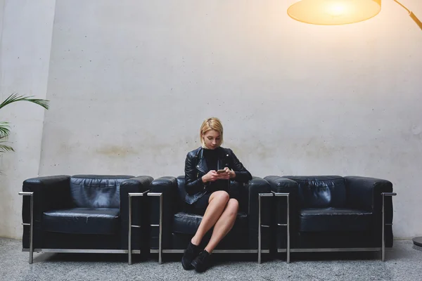 Woman writing message on mobile phone — Stockfoto