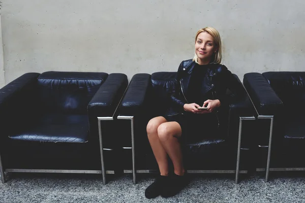 Female student holding cell telephone — Stockfoto