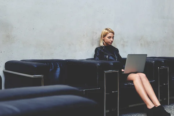 Frau liest E-Mail im Netzwerk — Stockfoto