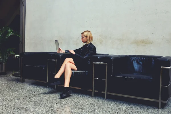 Woman sitting with open net-book — Stockfoto