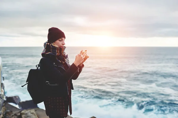 Chica tomando fotos con el teléfono móvil —  Fotos de Stock