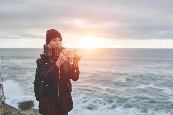 Female taking pictures of ocean landscape — Stock Fotó