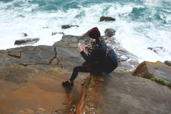 Hipster girl using mobile phone outdoors — 스톡 사진