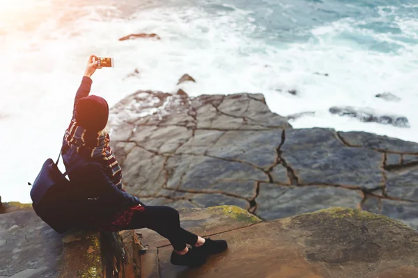 Woman tourist photographing herself — ストック写真