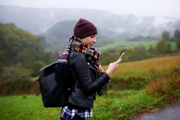 Cep telefon dağlarda kadınla — Stok fotoğraf